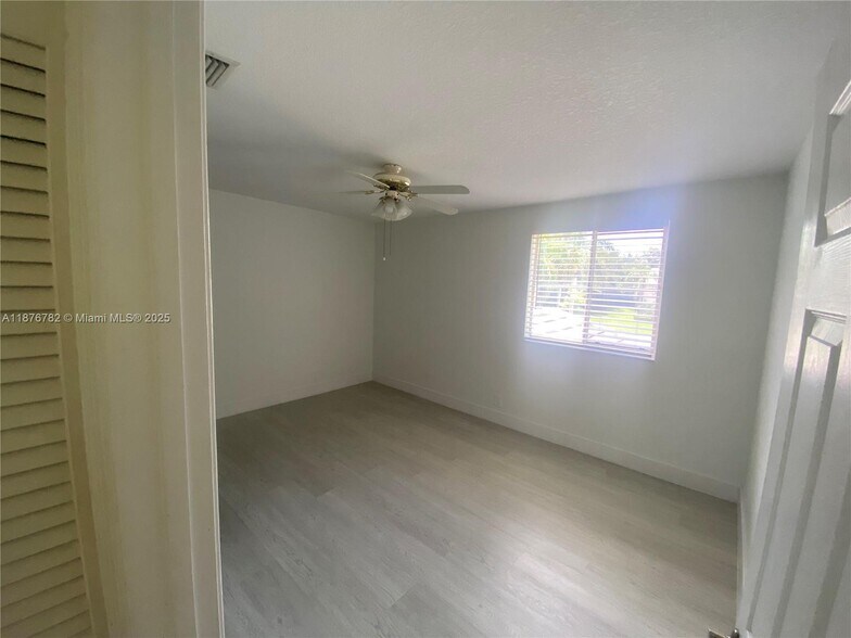 Building Photo - 241 E Bayridge Dr