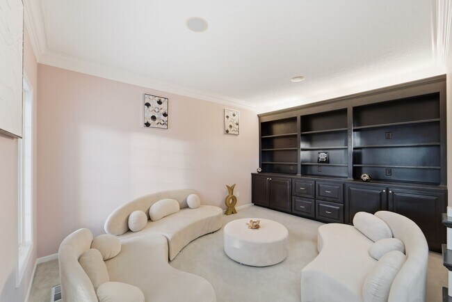 Building Photo - TIMELESS COMFORT!! 4 Bedroom, 4 Bathroom Home in Urbandale!