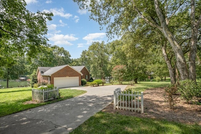Primary Photo - Waterfront– Fully Furnished on Lake Norman...
