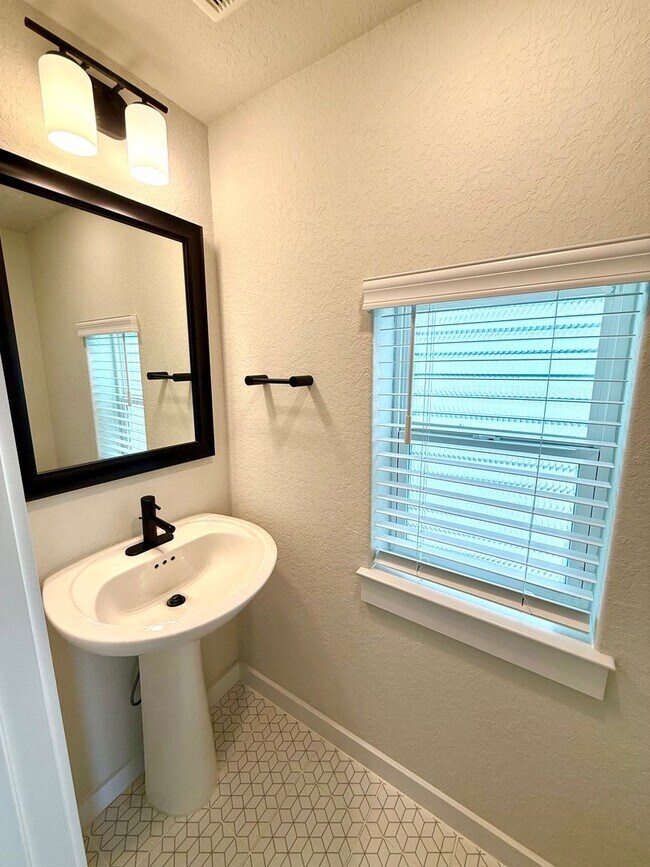 Building Photo - **MOVE IN SPECIAL** 2-Story 3 Bedroom / 2....