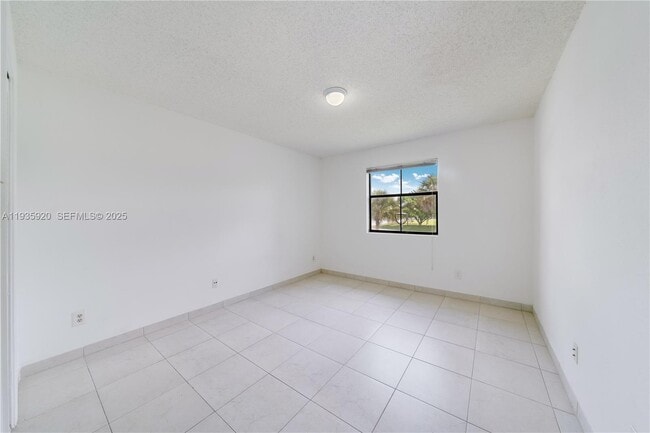 Building Photo - 10361 SW 150th Ct