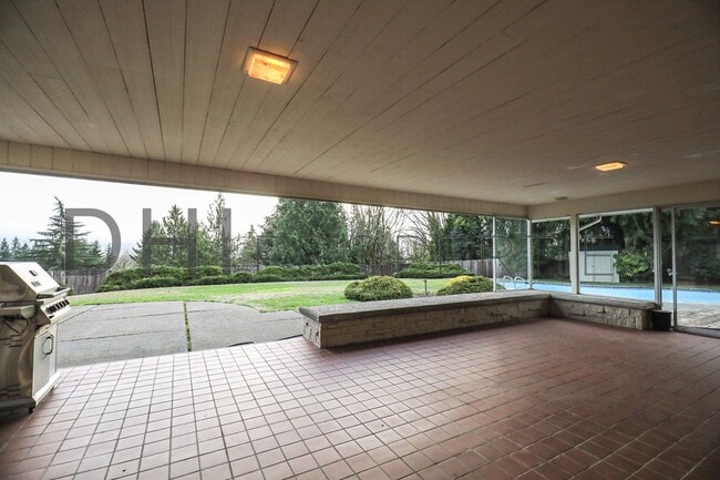 Building Photo - SPACIOUS MIDCENTURY HOME IN LONGVIEW'S CASCADE WAY NEIGHBORHOOD FOR RENT