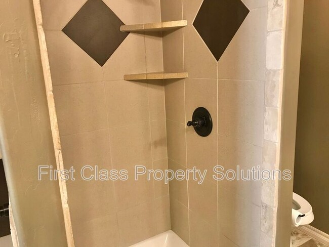 Building Photo - 1721 Sharon Dr