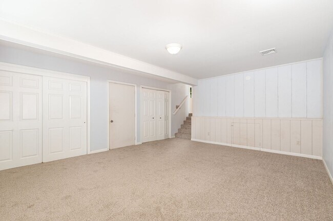 Building Photo - Spacious 3 bedroom Split level