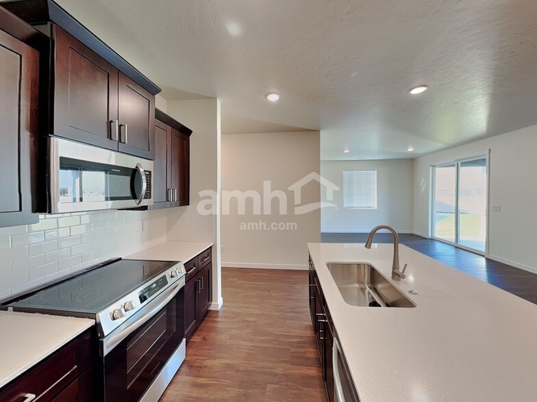 Building Photo - 1565 N Barkvine Ave