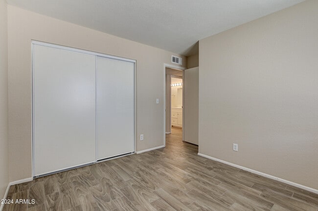 Building Photo - 5111 W Beverly Ln