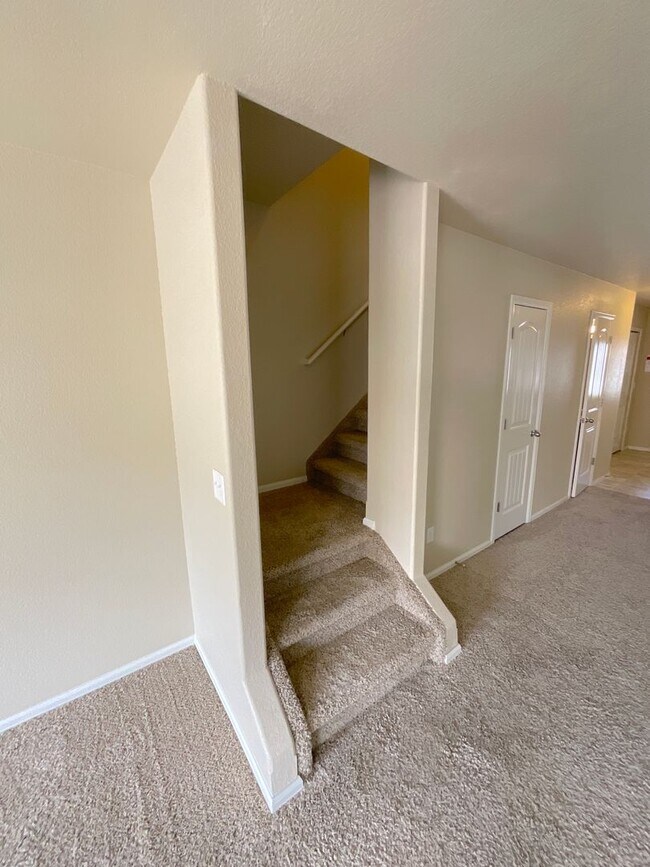 Building Photo - 3 Bedroom Townhome Available Near Hancock ...