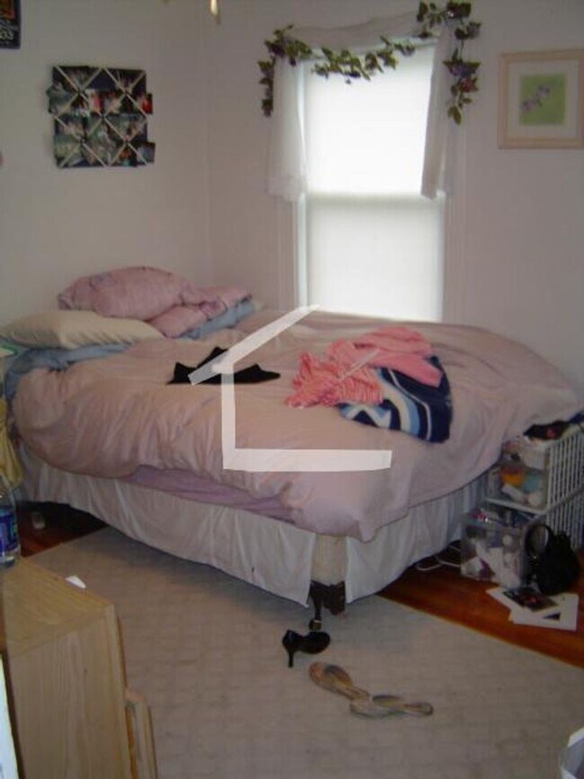 Building Photo - Oak Sq. Area of Brighton. Eat-in Kitchen, Parch, Laundry on a Site