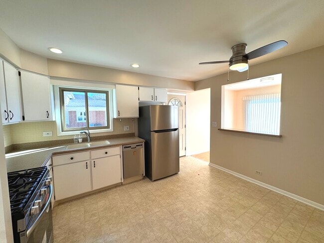 Building Photo - 1042 W Central Rd