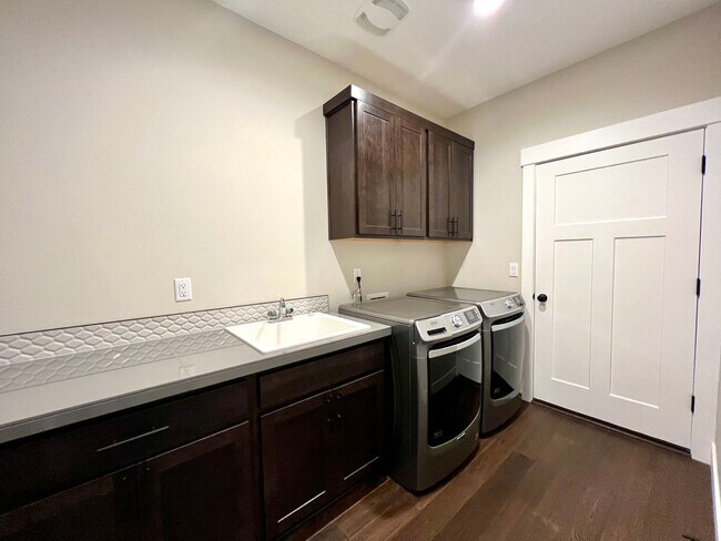 Building Photo - 3 BED+OFFICE/DEN!! STUNNING FLOOR PLAN, HIGH END FINISHES, END LOT!
