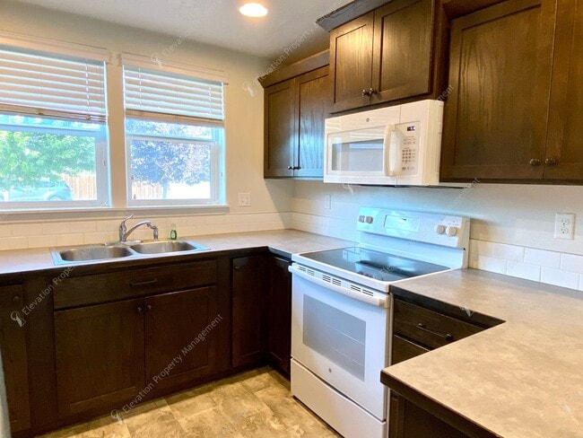 Building Photo - Central Oregon Living: Bright Home with Fi...