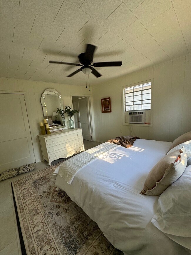 Building Photo - 1104 E Sycamore St