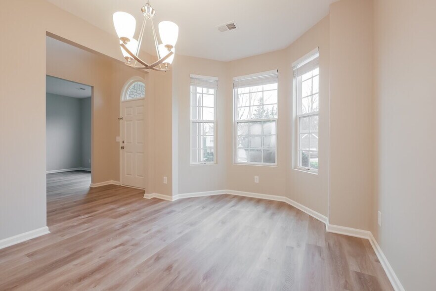 Building Photo - 298 Summit View Dr
