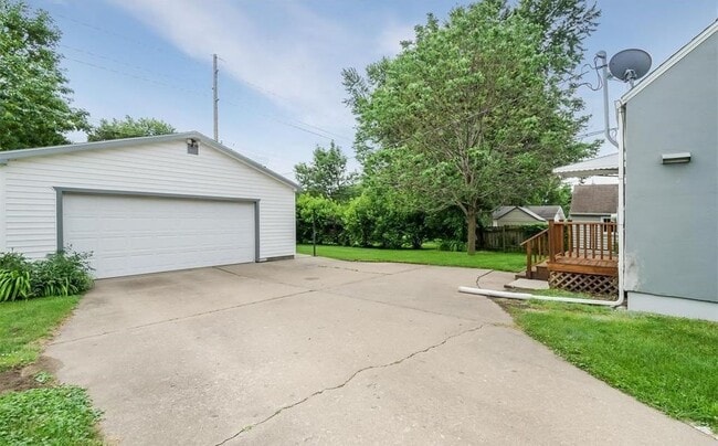 Building Photo - 3 Bedroom/1.5 Bathroom House - Available August 1st, 2025!