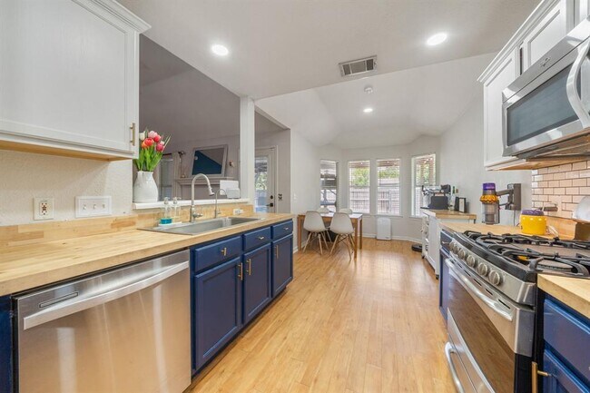 Building Photo - 301 Zebra Dr