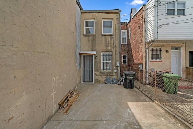 Building Photo - 2518 E Fayette St