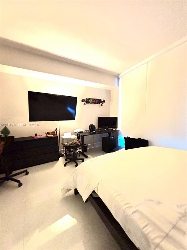 Building Photo - 1010 SW 2nd Ave