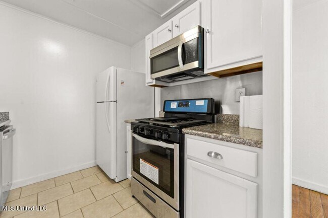 Building Photo - Charming Updated Cottage in Old Biloxi!
