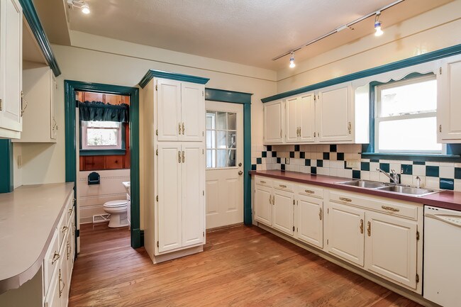 Building Photo - 259 Valley Ave NW