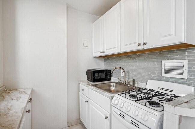 Building Photo - Charming & Bright Studio at River Place North