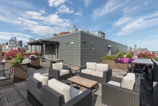 Building Photo - 32 Traveler St