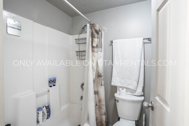 Building Photo - 892 E 700 N