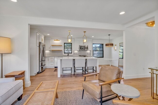 Building Photo - Beautifully furnished short-term rental in...