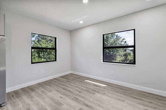 Building Photo - 1134 Sunrise Blvd
