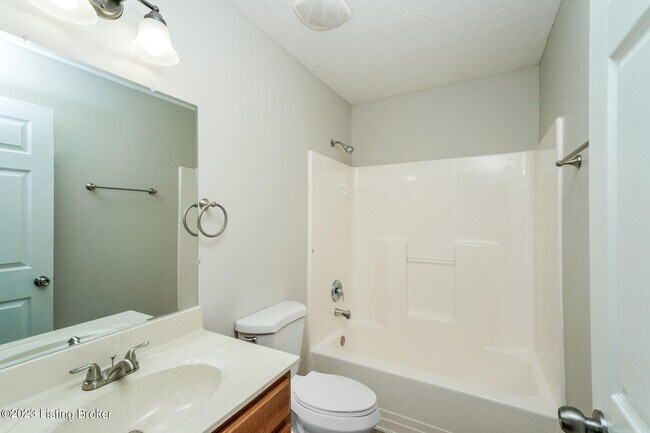 Building Photo - 651 Oak Grove Blvd