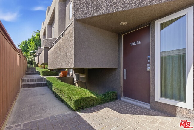 Building Photo - 1083 1/2 W Kensington Rd