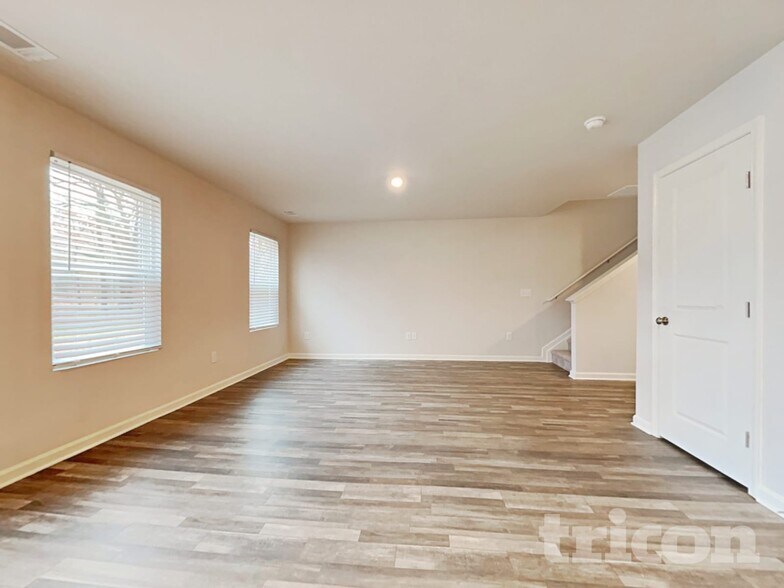 Building Photo - 527 Dayspring Dr