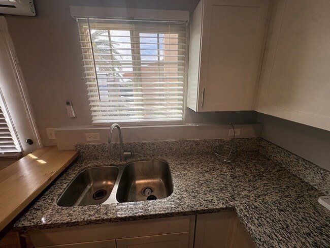 Building Photo - Beautiful furnished studio apartment