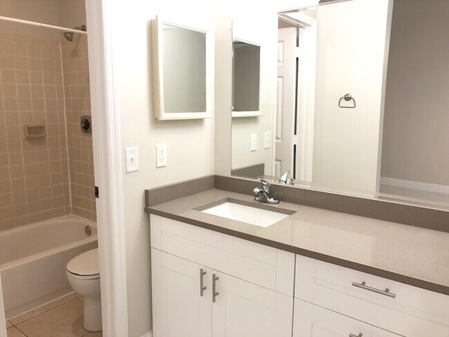 Building Photo - 3711 Carambola Cir N
