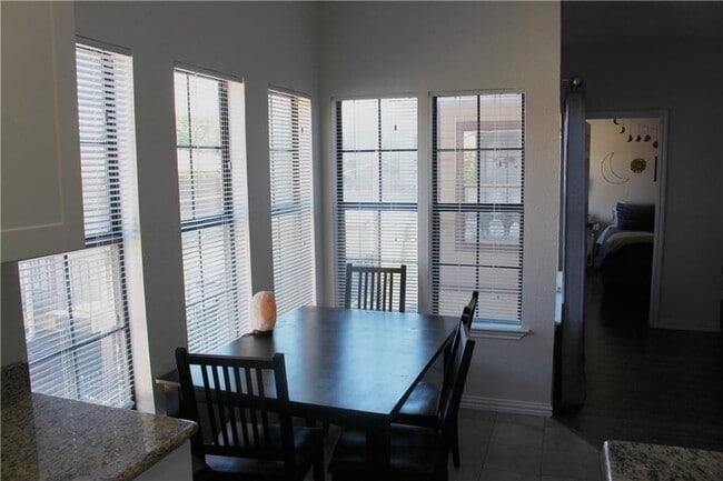 Building Photo - 706 W 24th St