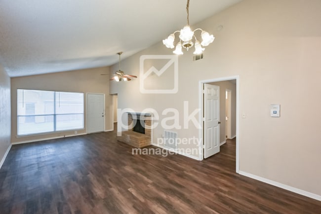 Building Photo - $1,549! 2/Bed1.5Bath duplex in Arlington!