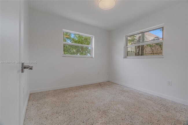 Building Photo - 421 SW 9th St