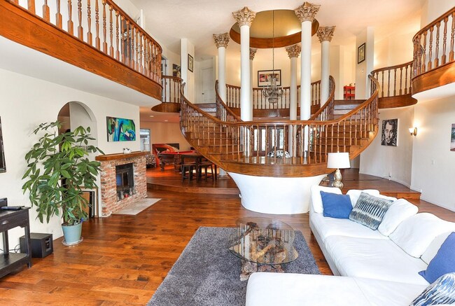 Building Photo - 1769 Ivy Rd