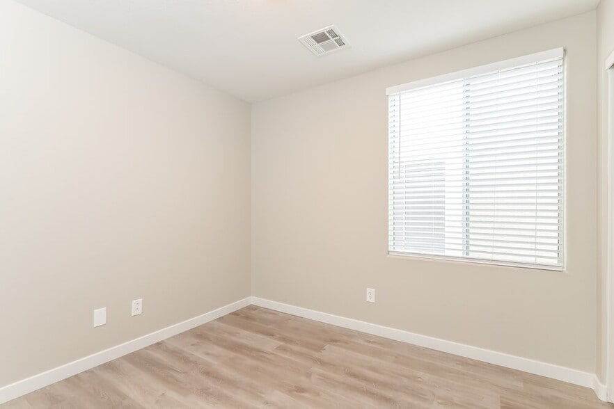 Building Photo - 10931 Colour Magic St