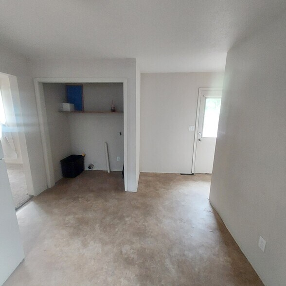 Washer/dryer hook up on main floor - 704 Cedar St