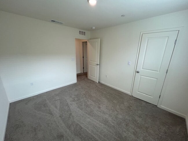 Building Photo - ** MOVE IN SPECIAL- $300 OFF FIRST 3 MONTHS***