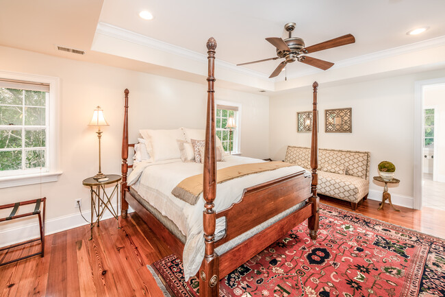 Master bedroom with queen bed - 175 Wentworth St