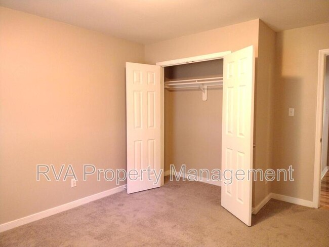 Building Photo - 5815 Meadowood Pl