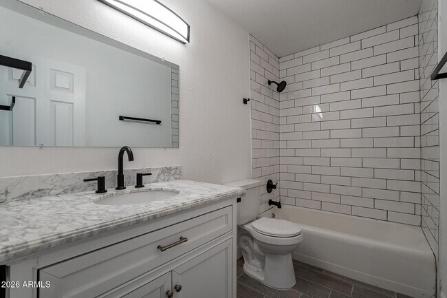 Building Photo - 536 W 18th St