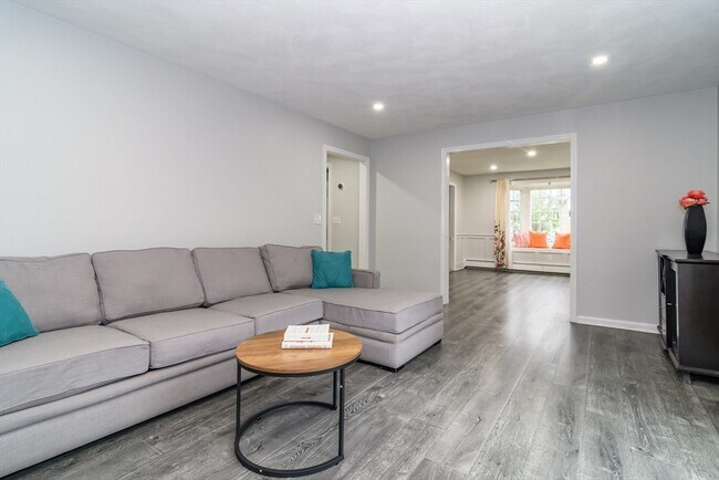 Building Photo - 10 Homeward Ln