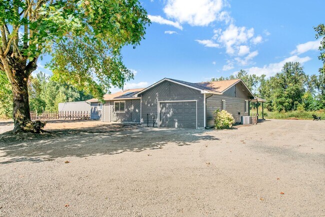 Building Photo - 39601 Santiam Bluffs Rd NE