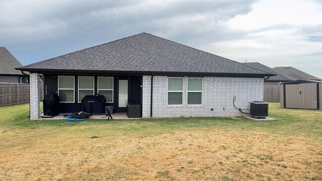 Building Photo - 701 Caladium Dr
