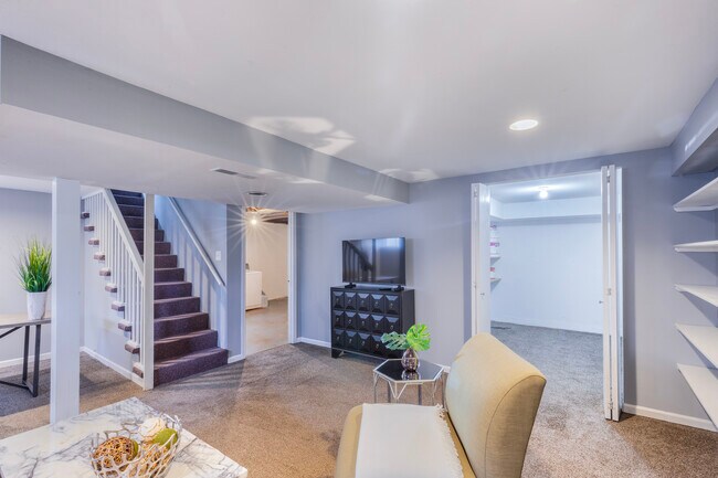 Building Photo - 569 Mapleview Dr