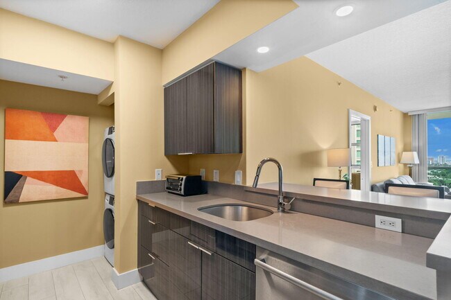 Building Photo - 347 N New River Dr E