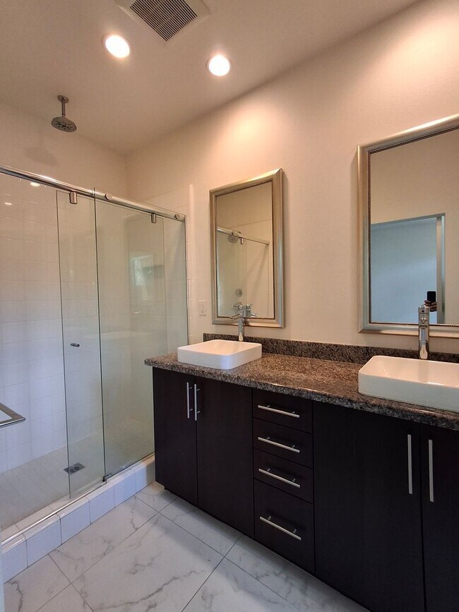 Building Photo - Beautiful Townhome in Civita Mission Valle...