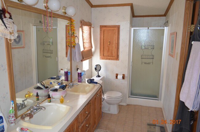 Building Photo - 805 S Weatherford St